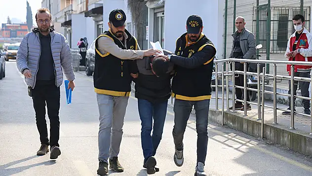 Barışmak istemeyen eski sevgilisini tabancayla ağır yaralayan şahıs adliyeye sevk edildi
