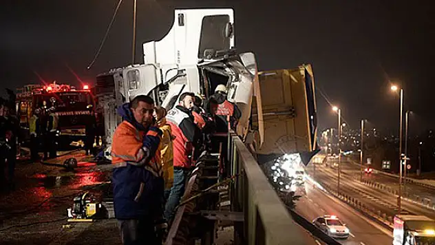 Bariyere asılı kaldı 2.5 saatte kurtarıldı