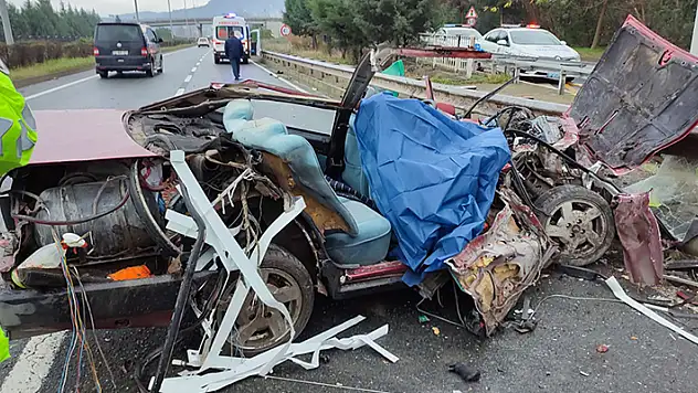 Bariyere çarpan otomobil parçalandı: 2 ölü, 2 yaralı

