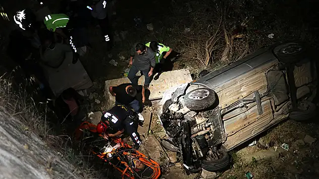 Bariyere çarpıp 17 metreden düşen otomobilde burunları bile kanamadı

