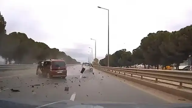 Bariyerlere çarpan araç hurdaya döndü, sürücü hayatını kaybetti
