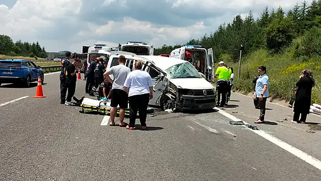 Bariyerlere çarpan minibüs takla attı: 1 ölü, 1'i çocuk 10 yaralı
