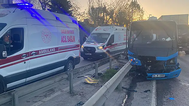 Bariyerlere çarpan minibüsteki 15 yolcu yaralandı

