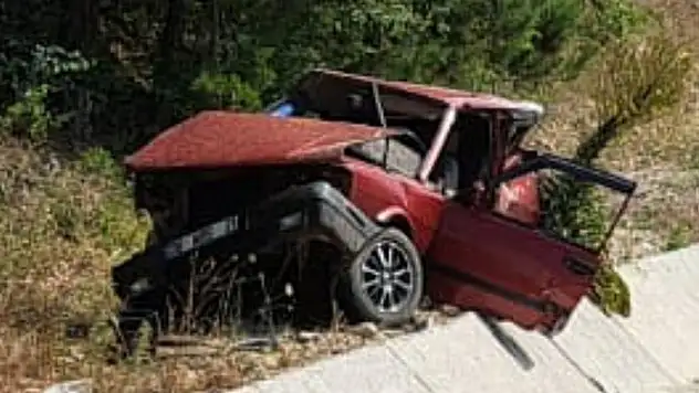 Bariyerlere çarpan otomobilde baba yaralandı, oğlu öldü
