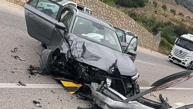 Bariyerlere çarpan otomobildeki 8 kişi yaralandı