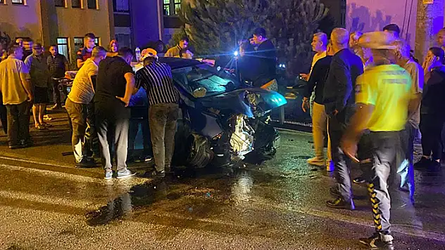 Bariyerlere çarpan otomobildeki anne ve kızı yaralandı
