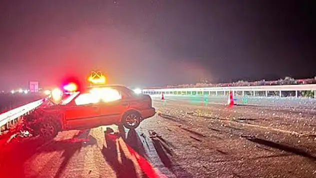 Bariyerlere çarpan otomobilin sürücüsü yola savruldu: 1 ölü, 5 yaralı
