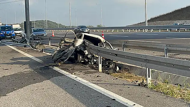 Bariyerlere çarptıktan sonra alev alan otomobildeki 2 kişi öldü, 1 kişi yaralandı

