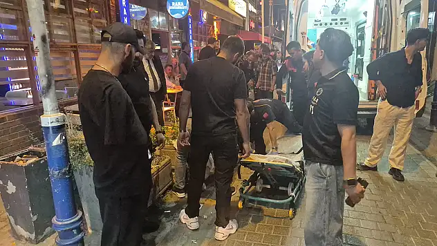 Barlar Sokağı'nda bıçaklı dehşet: Hastaneye kaldırıldı