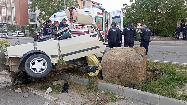 Bartın'da direğe çarpan otomobil ikiye bölündü: 1 ölü, 2 yaralı
