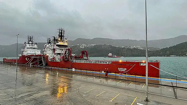 Bartın'da fırtına nedeniyle dalgalar yükseldi, tekneler limana sığındı