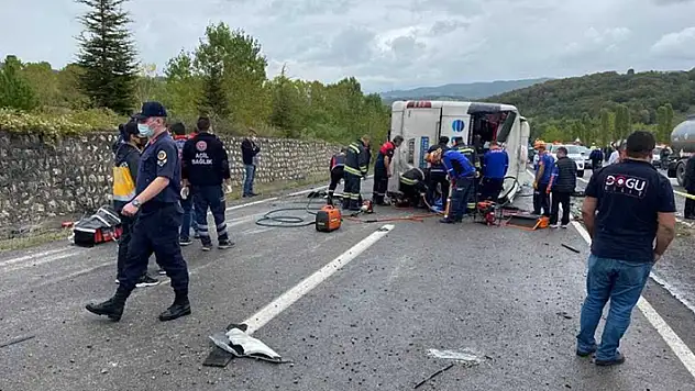 Bartın'da otomobil ile yolcu otobüsü çarpıştı! Ölü ve yaralılar var
