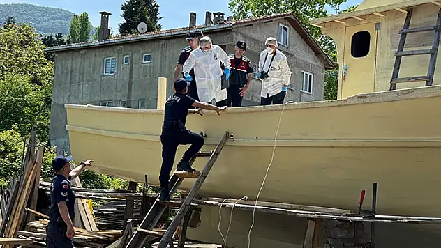 Bartın'da yaptırdıkları teknede ısınmak için ateş yakan 2 arkadaş, kömürden zehirlenip öldü