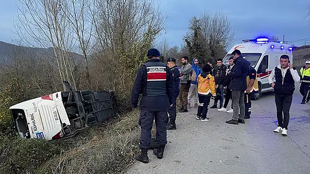 Bartın'da yolcu otobüsünün devrilmesi sonucu 39 kişi yaralandı
