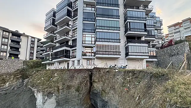 Bartın'da inşaat alanında yaşanan göçüğün ardından yan apartmanın sakinleri tahliye edildi