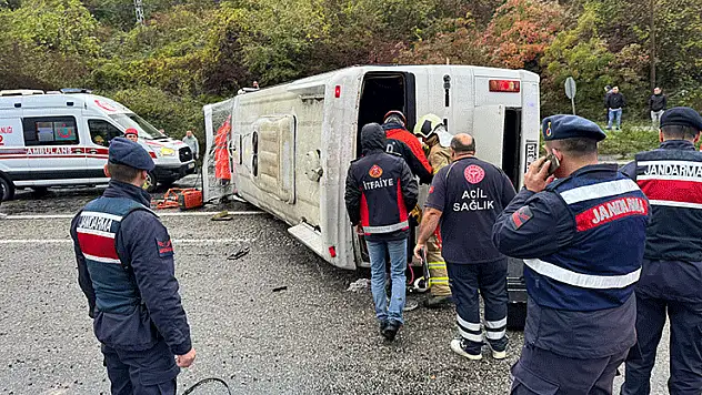 Bartın'da işçi servisi devrildi: 1 ölü, 19 yaralı
