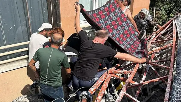 Başakşehir'de inşaat işçileri çöken iskelenin altında kaldı: 2 ağır yaralı