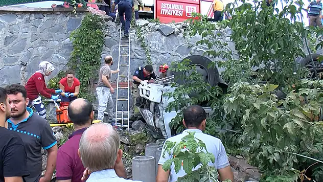 Başakşehir'de kamyonet 5 metre yükseklikten düştü şoför 1 saatlik çalışmayla kurtarıldı