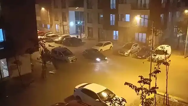 Başakşehir'de sel suları yükseliyor! Araçlar sürüklendi, insanlar mahsur kaldı!