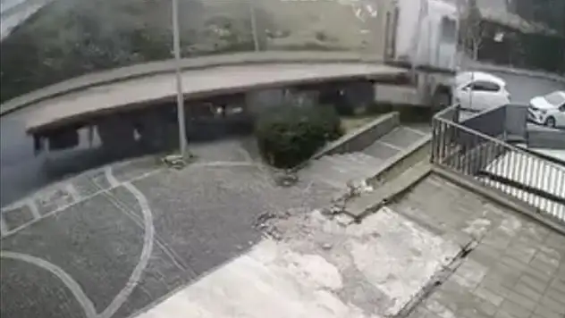 Başakşehir'de park halindeki tırın kayarak 5 araca çarpması kameralara yansıdı