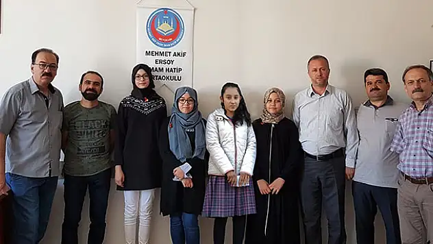Başarılı öğrenciler altınla ödüllendirildi