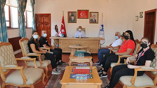 Başarılı sporcular Başkan Akkaya'yı ziyaret etti
