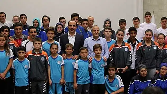Başarılı sporcular ödüllendirildi