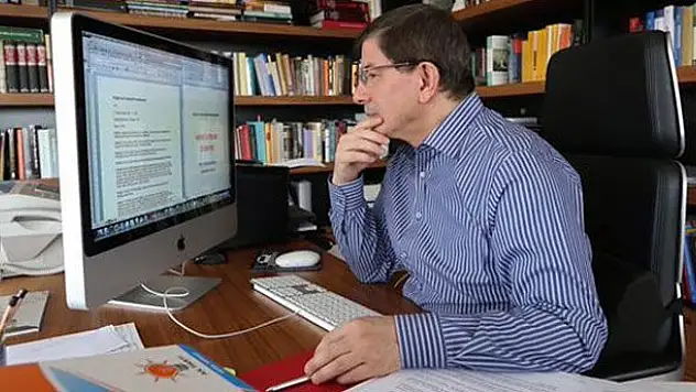 Başbakan Ahmet Davutoğlu, çalışma ofisinden fotoğraf paylaştı