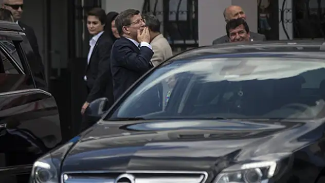 Başbakan Ahmet Davutoğlu kızının okulunu ziyaret etti
