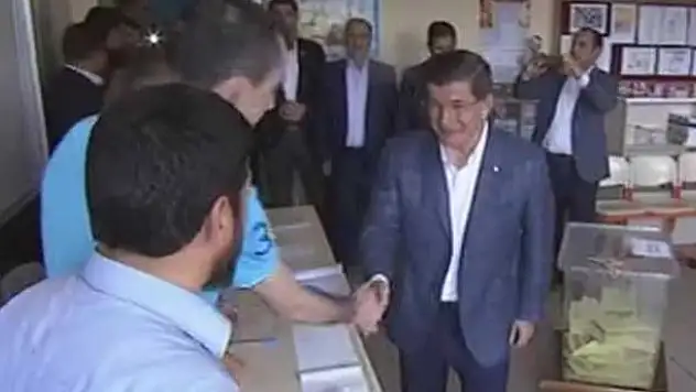 Başbakan Ahmet Davutoğlu Konya'da oyunu kullandı