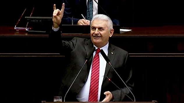 Başbakan Binali Yıldırım bozkurt işareti yaptı