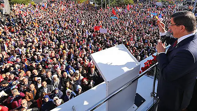 Başbakan Davutoğlu, Atatürk Havalimanı'nda vatandaşlara seslendi