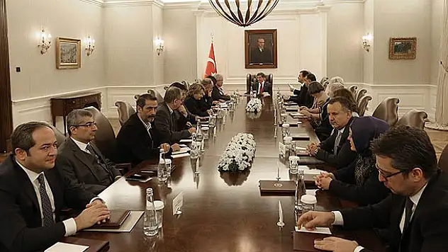 Başbakan Davutoğlu aydınlar ve STK temsilcileriyle görüştü