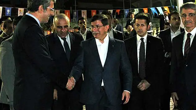Başbakan Davutoğlu, Elazığ Valiliğini ziyaret etti