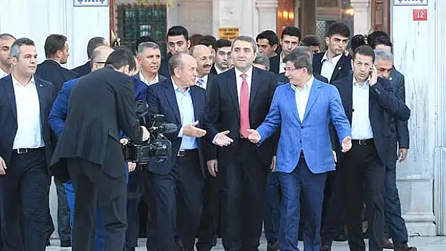 Başbakan Davutoğlu Eyüp Sultan'da sabah namazı kıldı