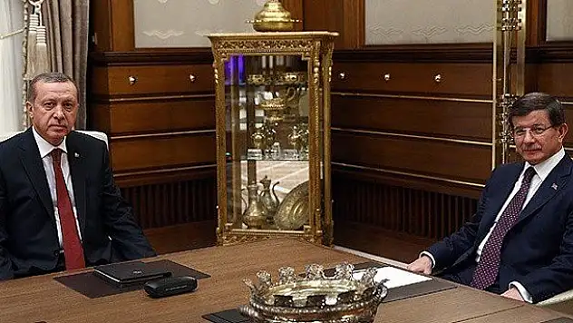 Başbakan Davutoğlu görevi iade etti