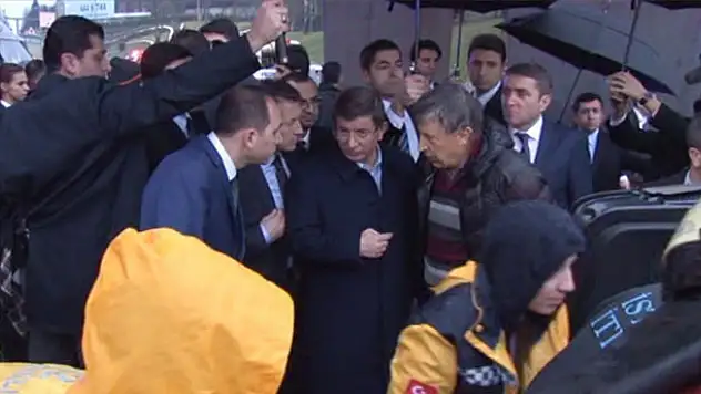 Başbakan Davutoğlu kazayı görünce konvoyu durdurdu