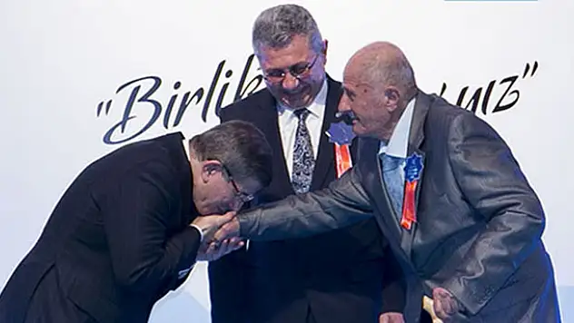 Başbakan Davutoğlu Konya'da o ismin elini öptü