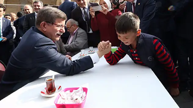 Başbakan Davutoğlu, küçük Enes'le bilek güreşi yaptı