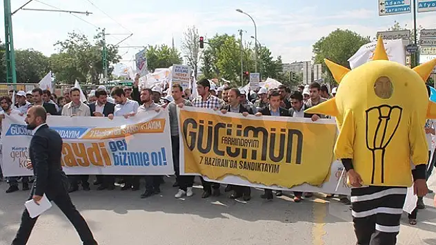 Başbakan Davutoğlu'na Gençlik Yürüyüşü ile Destek