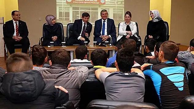 Başbakan Davutoğlu'ndan çocuk hükümlülere ziyaret