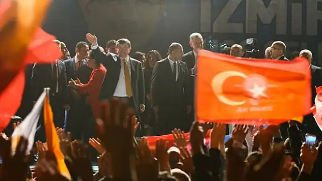Başbakan Davutoğlu'ndan İzmirlilere köprü sözü
