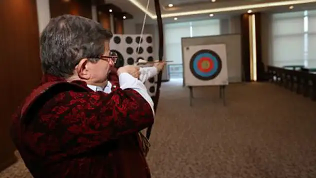 Başbakan Davutoğlu ok attı