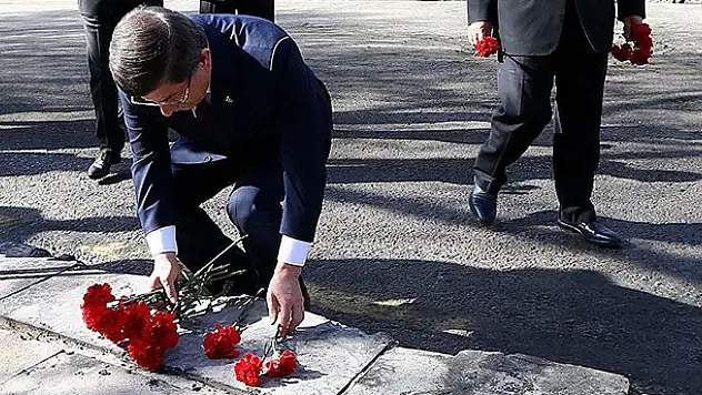 Başbakan Davutoğlu saldırının gerçekleştiği alana karanfil bıraktı