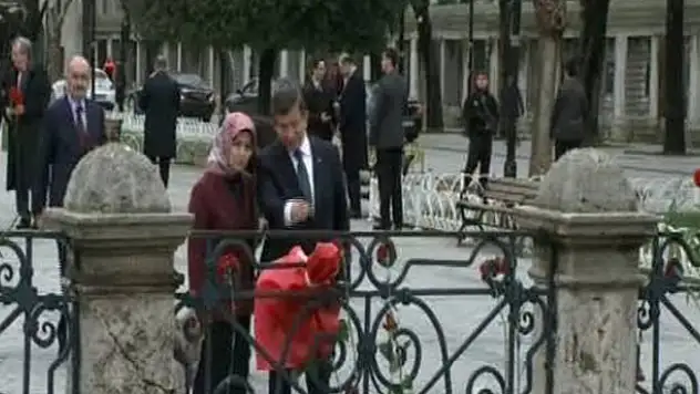 Başbakan Davutoğlu Sultanahmet'te karanfil bıraktı