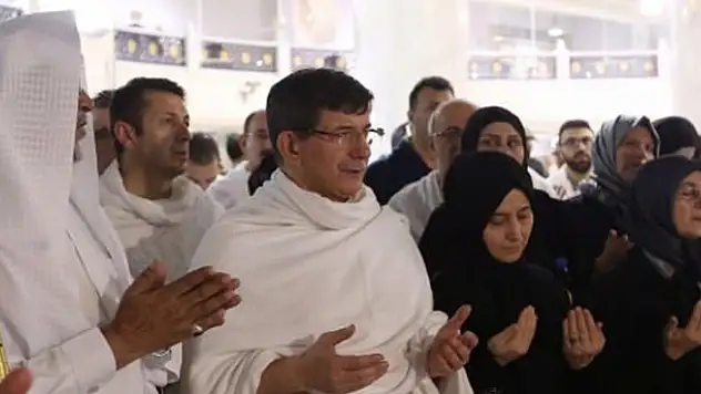 Başbakan Davutoğlu umre yaptı!