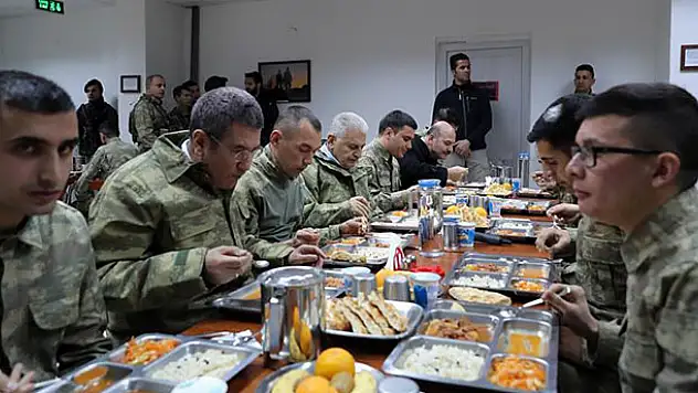 Başbakan Yıldırım, Dağlıca'da askerlerle yemek yedi