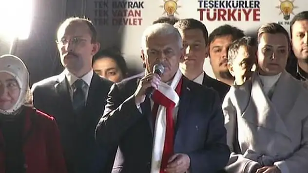 Başbakan Yıldırım: Demokrasi tarihimizde bu oylamayla yeni bir sayfa açıldı