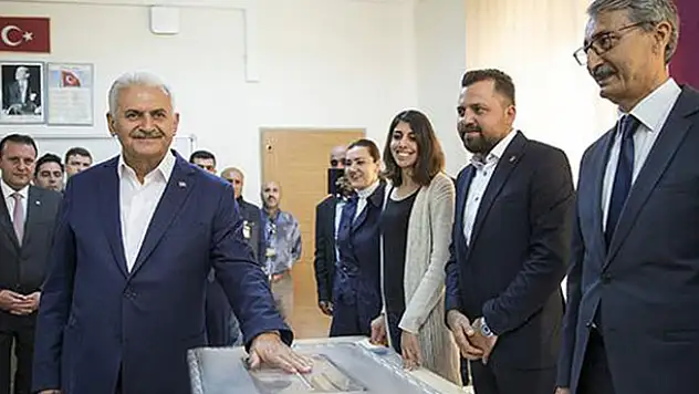 Başbakan Yıldırım'ın oy kullandığı sandıktan 'Hayır' çıktı