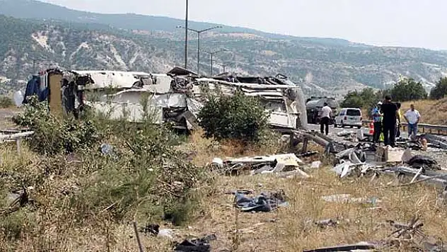 Başbakanlığa ait otobüs devrildi: 3 yaralı